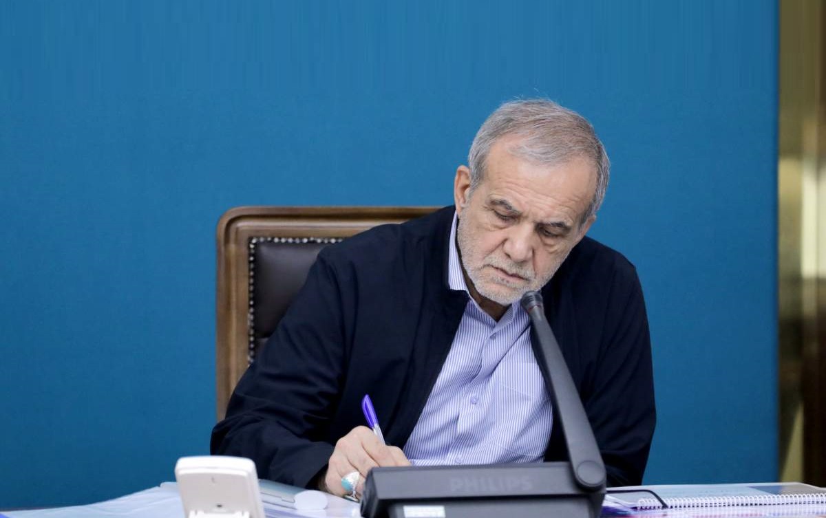 واکنش رئیس‌جمهور به حضور رهبر معظم انقلاب در مراسم شب عاشورا