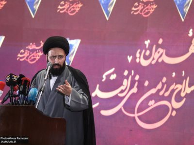 سید علی خمینی: متکی به شخص نباشیم/ نسبت به مبانی کوتاهی کرده‌ایم/ باید در نسل جوان خودمان به تقویت مبانی بپردازیم/ دشمنان را متوجه کنیم که اگر بزنید، می‌خورید