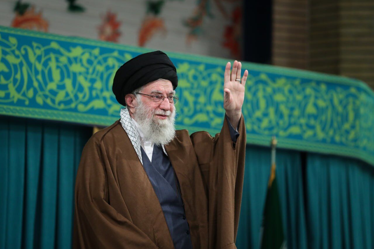 رهبر انقلاب: زن در خانه مدیر است و در جامعه حقوق برابر دارد