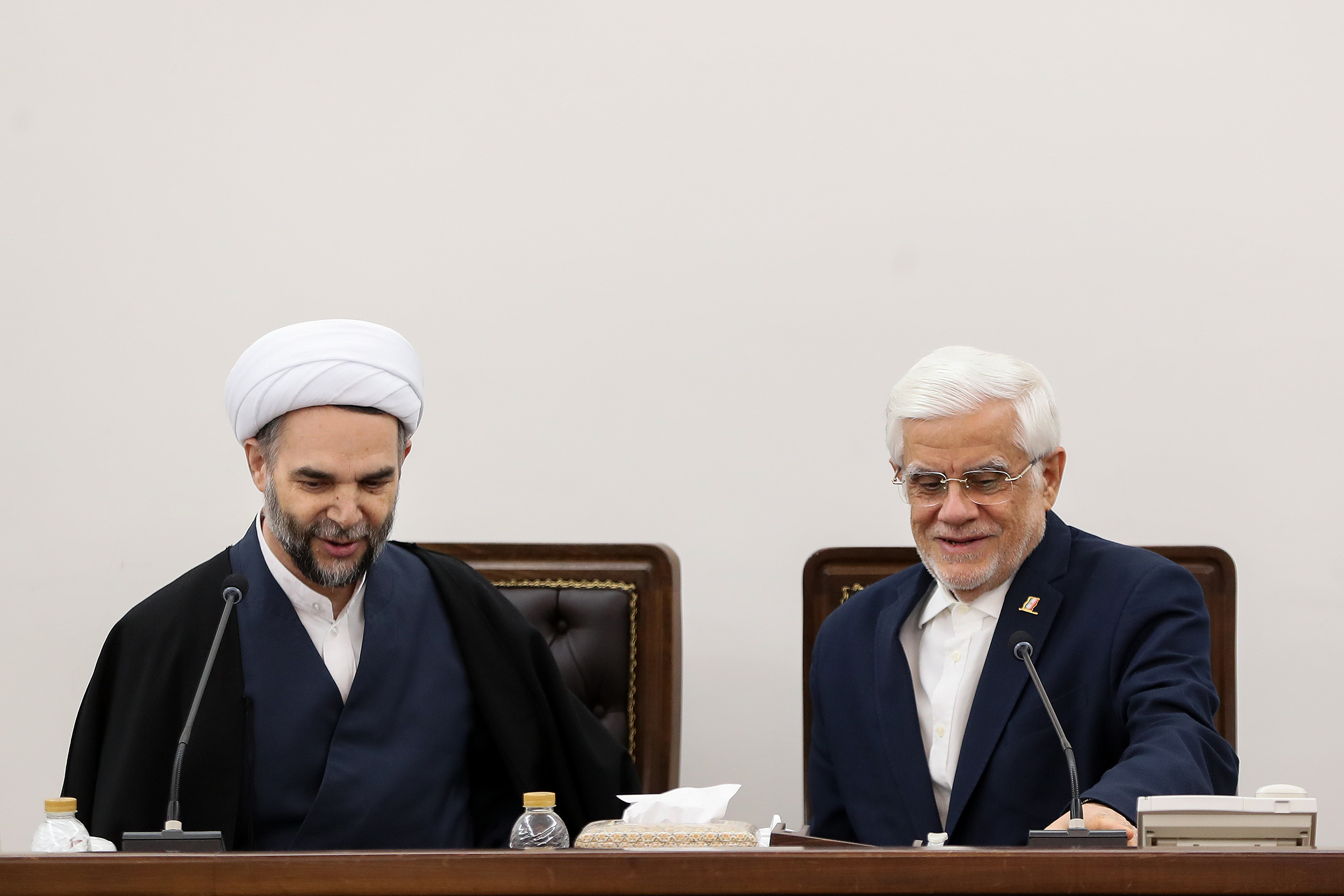 ارائه گزارشی از اقدامات و برنامههای دولت برای مدیریت و کنترل بازار ارز