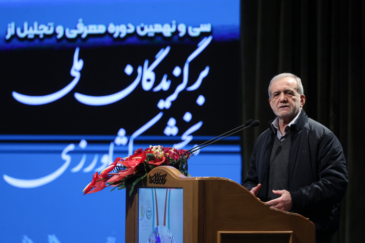 تلاش کشاورزانی که بهرهوری، کیفیت، کاهش هزینه را محقق کردهاند شایسته تقدیر است