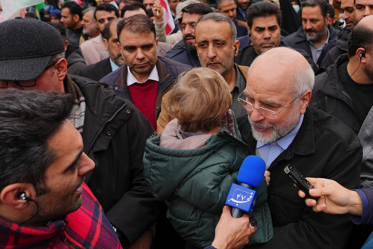 ملت ایران با حضور پرشور در راهپیمایی ۲۲ بهمن، مشت محکمی بر دهان دشمنان زد