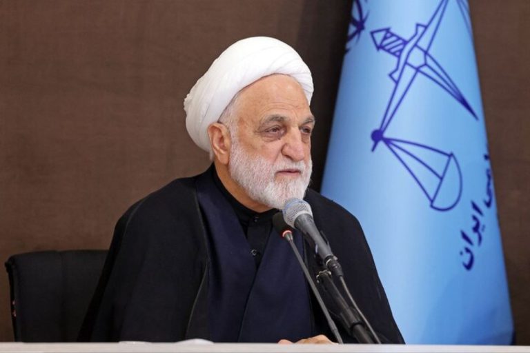 با افرادی که در راستای منافع دشمن عمل کنند با قاطعیت برخورد میشود