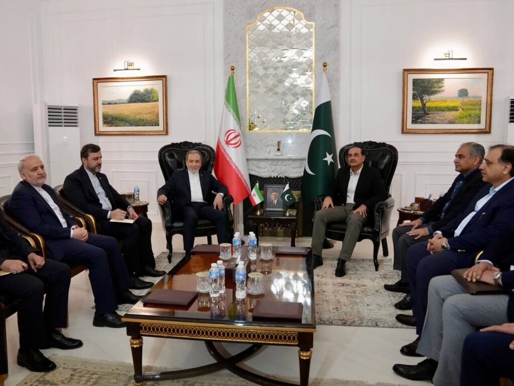 دیدار وزیر امورخارجه ایران با فرمانده ارتش پاکستان در اسلام آباد