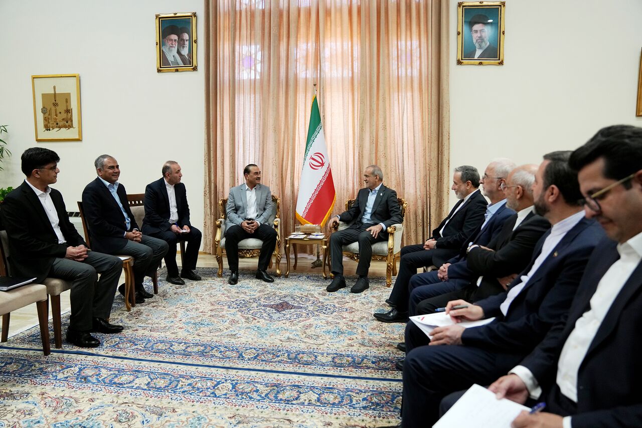 عاصم منیر با پزشکیان دیدار کرد