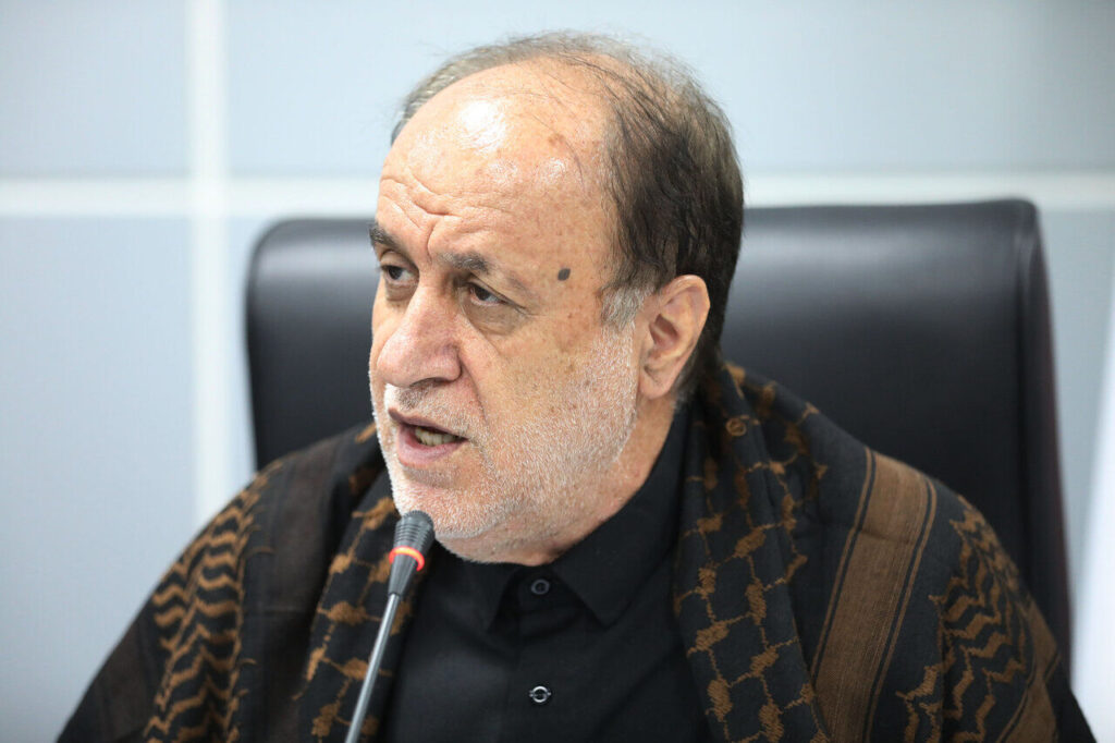 نایب رئیس مجلس شورای اسلامی گفت: شرارت دریایی دشمن را باید با استفاده از مسیرهای جایگزین بی اثر و مسیرهای جایگزین و کریدورهای زمینی را فعال کنیم.
