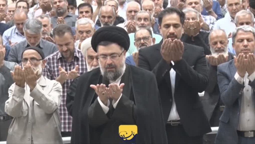 اقامه نماز ظهر و عصر به امامت حجتالاسلام والمسلمین سید یاسر خمینی در مراسم سیوهفتمین سالگرد ارتحال امام خمینی(س)