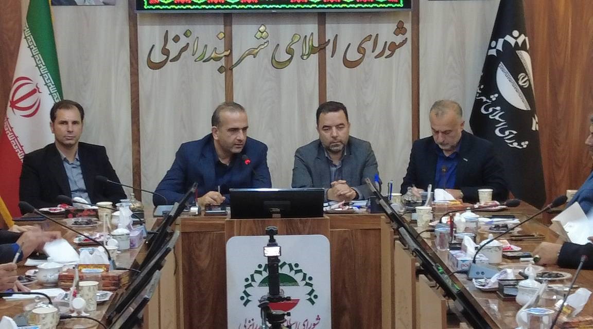 به گزارش یونا به نقل از روابط عمومی و امور بین‌الملل سازمان منطقه آزاد انزلی، مراسم امضای توافق‌نامه همکاری میان سازمان منطقه آزاد انزلی و شهرداری بندرانزلی با حضور مصطفی طاعتی‌مقدم، رئیس هیئت‌مدیره و مدیرعامل به همراه معاونین سازمان ، حسن کاظم پور، دادستان شهرستان بندر انزلی، صادق صادق‌پور، شهردار بندرانزلی، شعبان جعفری، رئیس شورای اسلامی شهر بندرانزلی و جمعی از اعضای شورای اسلامی شهر برگزار شد.