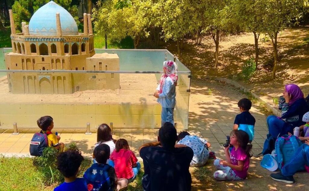 کودکان در باغ موزه مینیاتور منطقه ۸، راویان میراث تاریخی ایران شدند